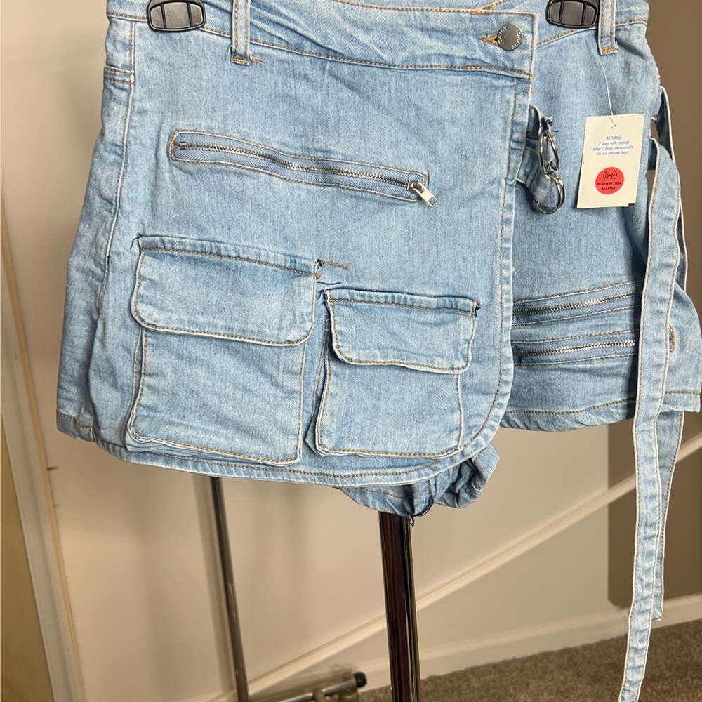 Daisy Light Blue Cargo Women's Shorts